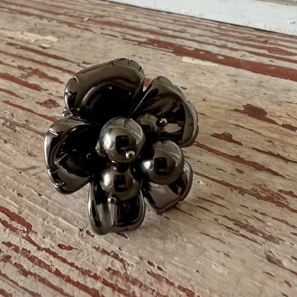 Stretch Flower Ring in Black